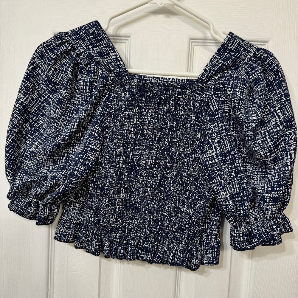 💜 3/$15 Cropped top Blue color XS in size blouse with puffy sleeves